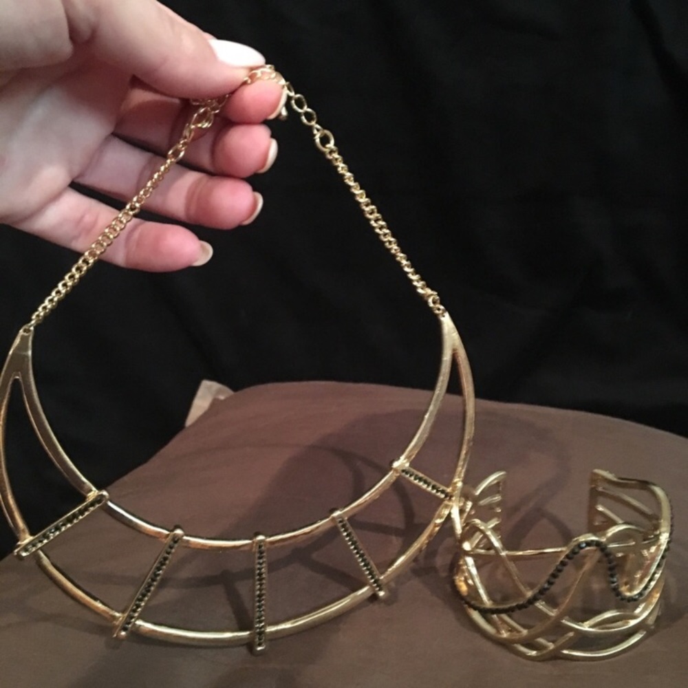 NWOT Versona necklace and bracelet set.